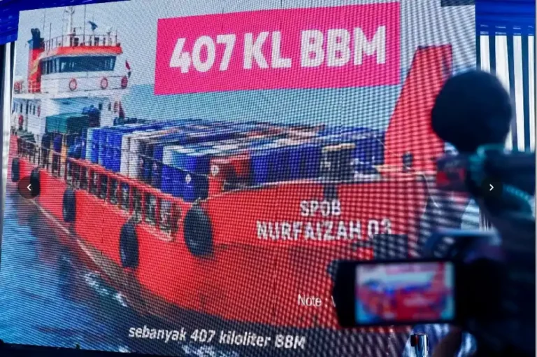 Tampilan layar presentasi memperlihatkan kapal SPOB Nurfaizah 03 berwarna merah yang mengangkut 407 kiloliter BBM ilegal terkait kasus penyelundupan solar Semarang.