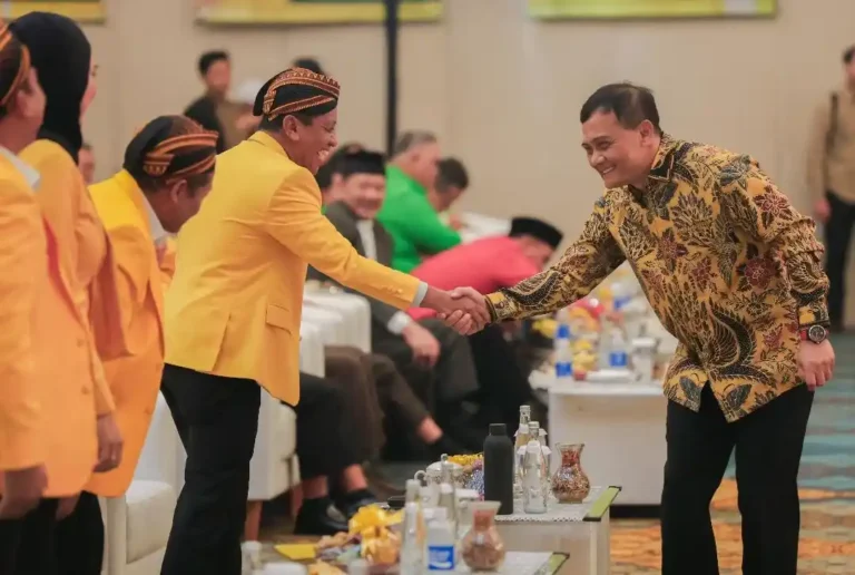 Gubernur Jawa Tengah Ahmad Luthfi (kanan, mengenakan kemeja batik) bersalaman hangat dengan Ketua Umum DPP Partai Golkar Bahlil Lahadalia (kiri, mengenakan jas kuning partai dan blangkon) dalam acara Pelantikan Pengurus DPD Partai Golkar Provinsi Jawa Tengah di Sukoharjo, menandai kuatnya kolaborasi lintas partai.