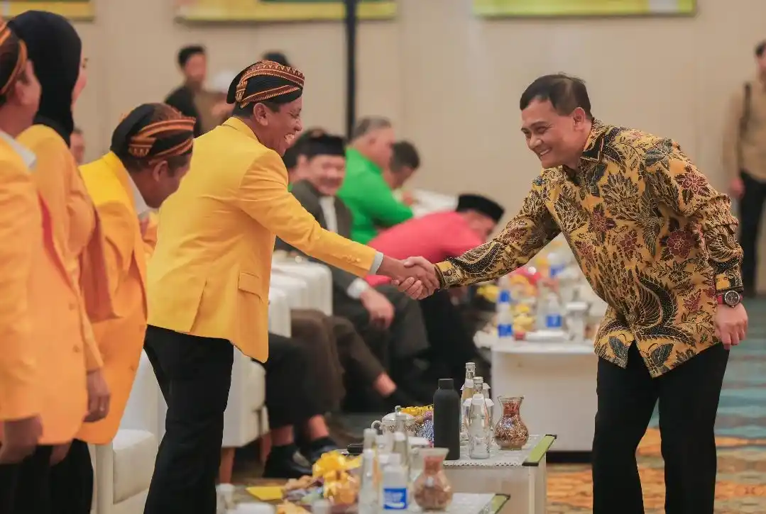 Gubernur Jawa Tengah Ahmad Luthfi (kanan, mengenakan kemeja batik) bersalaman hangat dengan Ketua Umum DPP Partai Golkar Bahlil Lahadalia (kiri, mengenakan jas kuning partai dan blangkon) dalam acara Pelantikan Pengurus DPD Partai Golkar Provinsi Jawa Tengah di Sukoharjo, menandai kuatnya kolaborasi lintas partai.