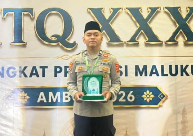 Potret Briptu Muhammad Ridha Man Arfa, perwakilan Polisi di MTQ Nasional 2026 dari Polda Maluku, berseragam kepolisian saat meraih juara 1 cabang kaligrafi Al-Qur'an tingkat Provinsi Maluku