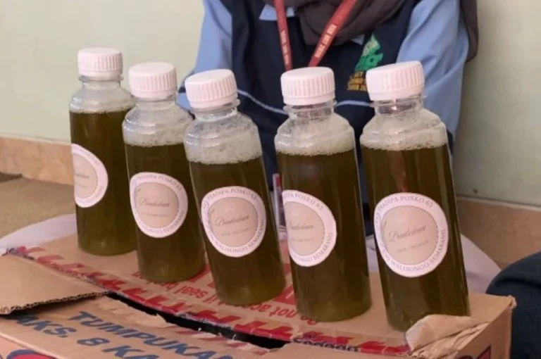 Botol berisi cairan sabun cuci piring hasil inovasi cara membuat sabun cuci piring dari daun pandan oleh mahasiswa KKN UIN Walisongo Semarang.