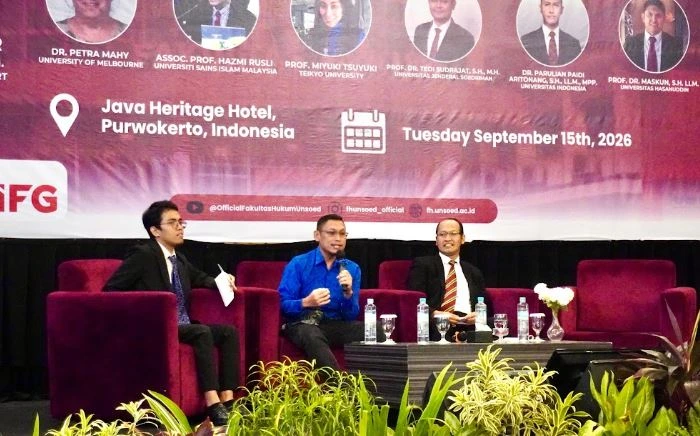 Tiga pemateri duduk di kursi panggung berdiskusi tentang regulasi hukum dan dampak nyata AI dalam konferensi internasional ICoLGAS 2026 FH Unsoed di Purwokerto.