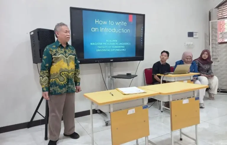 Dr. Mualimin, dosen Magister Ilmu Linguistik Undip, sedang berdiri mempresentasikan materi cara menulis pendahuluan karya ilmiah (How to write an Introduction) di hadapan mahasiswa UIN Walisongo Semarang.