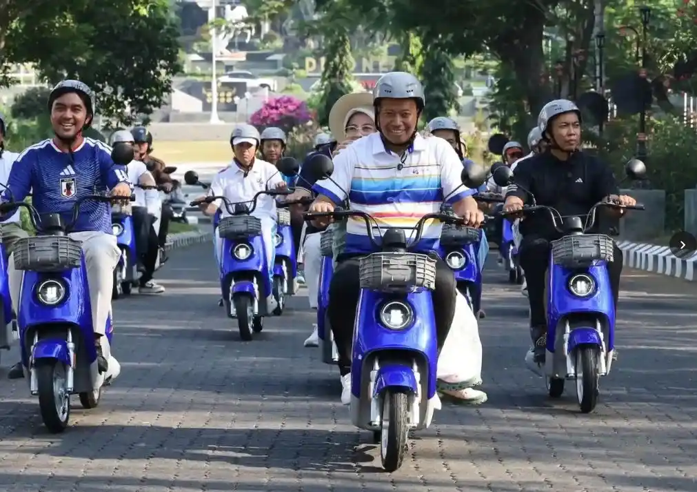 Rektor UNDIP Prof. Dr. Suharnomo memimpin konvoi sepeda listrik biru rakitan mahasiswa Sekolah Vokasi saat peluncuran di dalam perimeter kampus, sebagai bagian dari inisiatif smart transportation ramah lingkungan.