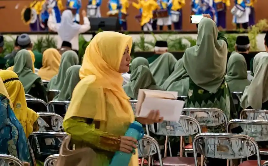 Seorang kader perempuan berhijab kuning menenteng tumbler biru saat acara Milad ke-59 di Semarang sebagai wujud komitmen nyata gerakan eco lifestyle Aisyiyah untuk mengurangi sampah plastik.
