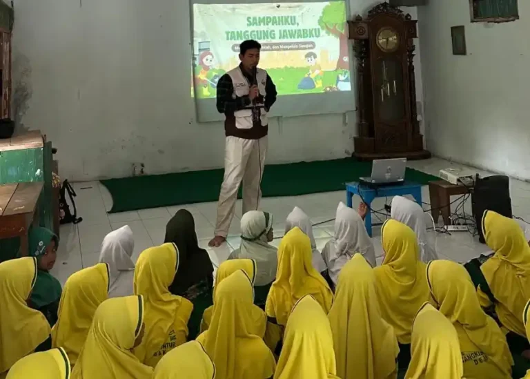 Mahasiswa KKN UIN Walisongo memberikan presentasi edukasi kelola sampah kepada siswa MI Raudlatul Ulum Demak.