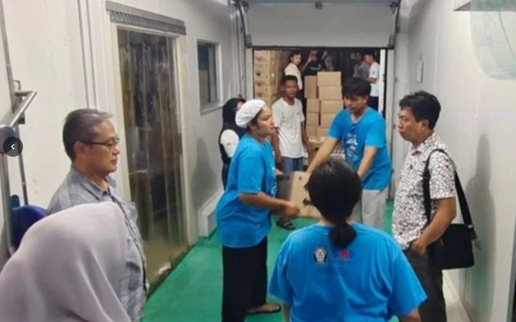 Pekerja berseragam biru dari CV Karimun Mina Sejahtera sedang memuat kotak-kotak berisi komoditas ikan teri jengki ke dalam armada logistik untuk diekspor, disaksikan oleh perwakilan BPKJ Undip Jepara.