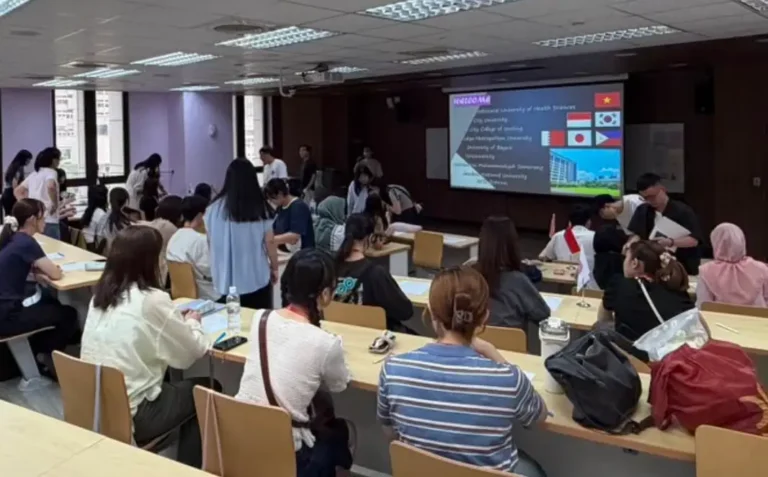 Enam delegasi mahasiswi muslim Unimus berdiskusi dengan mahasiswa lintas negara dalam orientasi KKN Internasional di Taiwan.