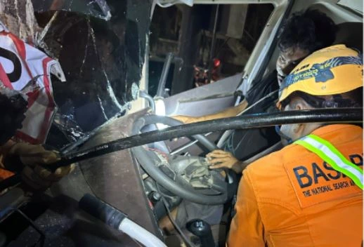 Petugas Basarnas Semarang sedang mengevakuasi sopir yang terjepit di dalam kabin ringsek saat kecelakaan truk di Banyumanik Semarang.
