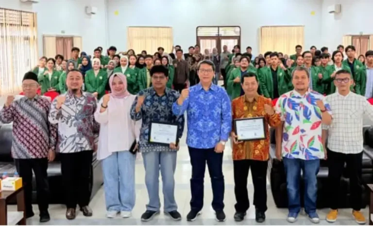 Para narasumber dan mahasiswa berpose mengepalkan tangan usai Kuliah Umum "Sejarah Lisan di Era Digital" di FIB USU. Mukhamad Shokheh, Ph.D (ketiga dari kanan, memegang sertifikat) berpose bersama narasumber lainnya dan ratusan mahasiswa.