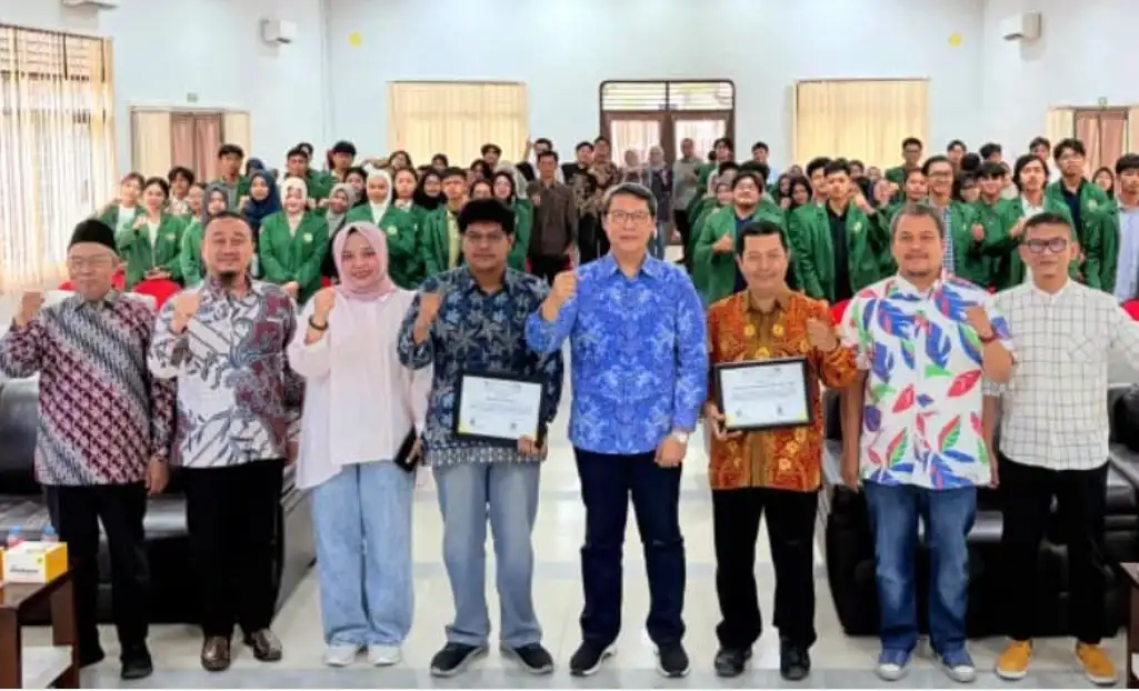 Para narasumber dan mahasiswa berpose mengepalkan tangan usai Kuliah Umum "Sejarah Lisan di Era Digital" di FIB USU. Mukhamad Shokheh, Ph.D (ketiga dari kanan, memegang sertifikat) berpose bersama narasumber lainnya dan ratusan mahasiswa.