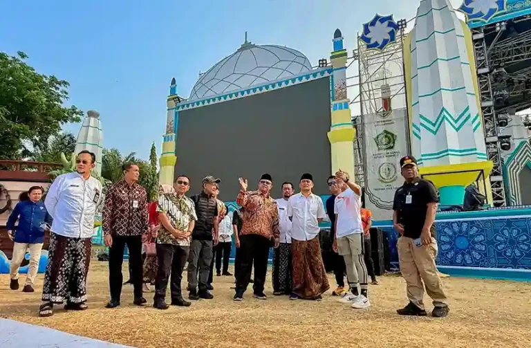 Gubernur Jawa Tengah Ahmad Luthfi dan Wakil Gubernur Taj Yasin beserta jajaran Pemprov Jateng meninjau panggung utama dan videotron pembukaan MTQ Nasional 2026 di Simpang Lima Semarang.