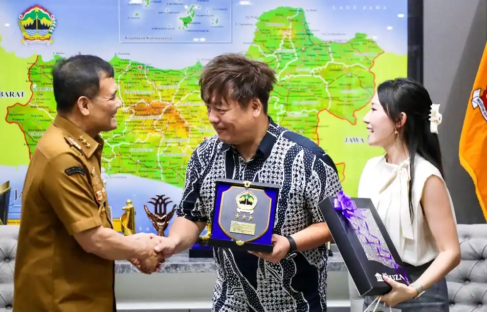 : Gubernur Jawa Tengah Ahmad Luthfi berjabat tangan dan bertukar cendera mata dengan perwakilan perusahaan Jepang berlatar peta Jawa Tengah saat membahas penyerapan tenaga kerja Jateng.