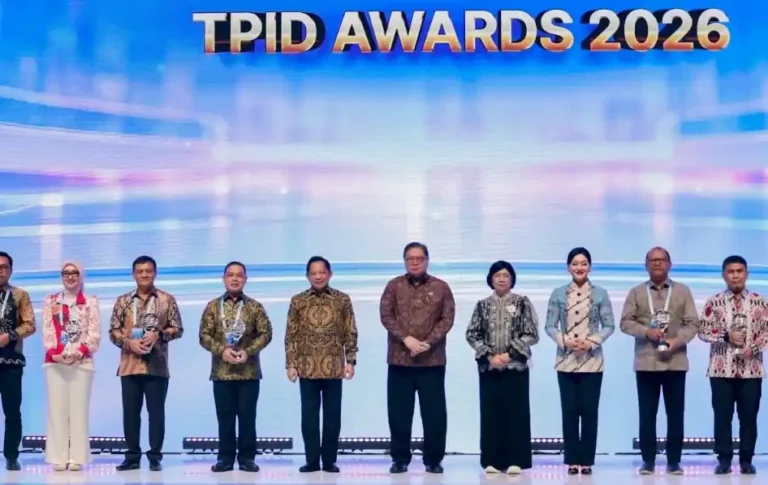 Sejumlah kepala daerah beserta menteri kabinet berdiri berjejer sambil memegang piala di atas panggung dengan latar belakang layar besar bertuliskan TPID AWARDS 2026. Penghargaan ini menandai keberhasilan pemerintah daerah dalam menekan inflasi Jateng.