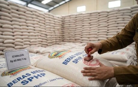 Petugas Ketahanan Pangan menstempel karung beras SPHP di gudang Bulog sebagai langkah intervensi pasar untuk menstabilkan harga beras Jateng.
