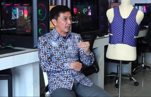 Prof. Jamari dari Undip memberikan penjelasan terkait inovasi implan panggul buatan Indonesia di laboratorium UBM-ERC.