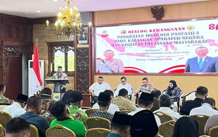 Irjen Pol. Dr. H. Andry Wibowo sedang menyampaikan pemaparan dalam acara Dialog Kebangsaan mengenai penguatan Ideologi Pancasila bagi ASN di Kabupaten Batang.