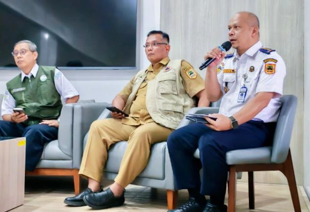 Plt Kepala Dinas Perhubungan Jateng Agung Pramono memegang mikrofon saat memberikan keterangan pers terkait skenario transportasi MTQ Nasional akibat erupsi Anak Krakatau.