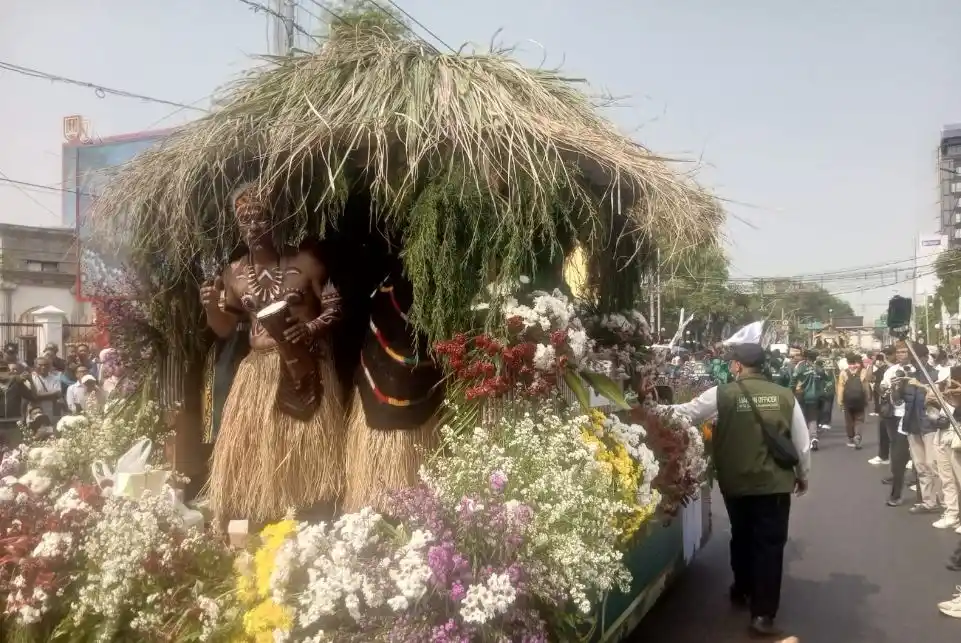 Peserta kafilah Papua Tengah mengenakan pakaian adat Kamoro Amungme dan Damal berdiri menabuh tifa di atas mobil hias berbalut jerami pada Pawai Ta'aruf MTQ Nasional ke-31 di Semarang.