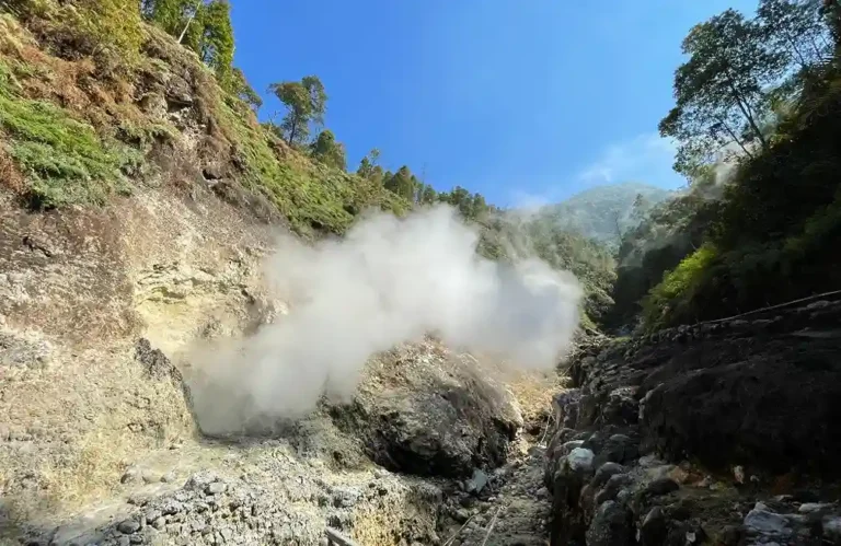 Kawasan perbukitan dan titik uap panas bumi di area rencana proyek geothermal Gunung Ungaran, Kabupaten Semaran