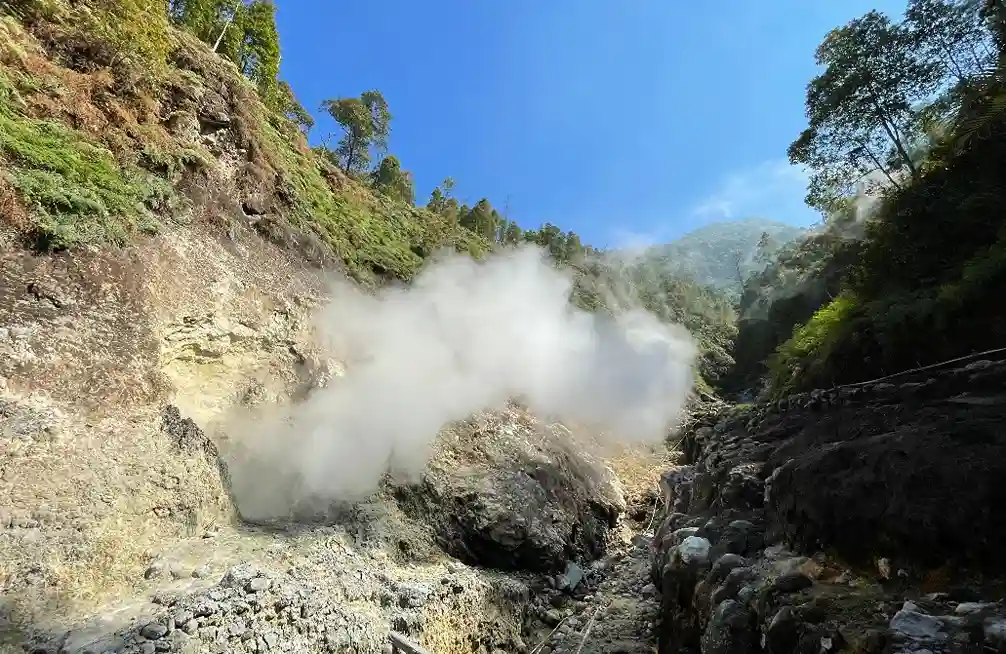 Kawasan perbukitan dan titik uap panas bumi di area rencana proyek geothermal Gunung Ungaran, Kabupaten Semaran