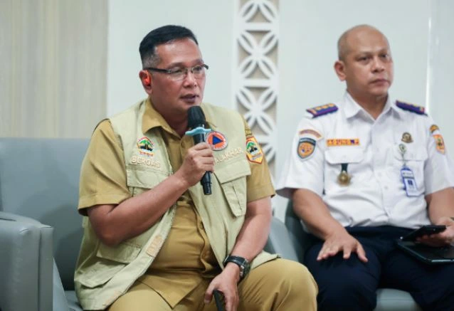 Kepala BPBD Jawa Tengah Bergas Catursasi Penanggungan memegang mikrofon saat memberikan rilis media mengenai jadwal Operasi Modifikasi Cuaca untuk memadamkan kebakaran TPA Putri Cempo Surakarta.