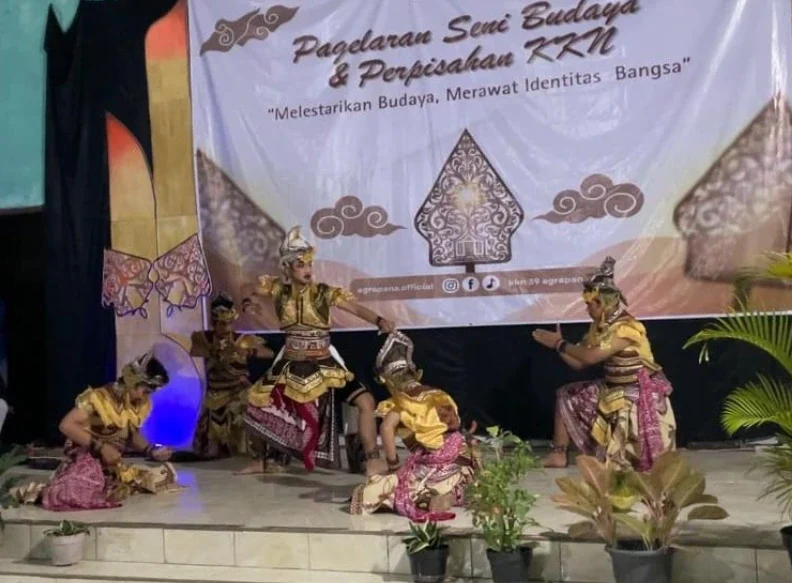 Penari tradisional membawakan atraksi Kesenian Jaranan Desa Tlompakan dengan kostum autentik di atas panggung pagelaran seni budaya.