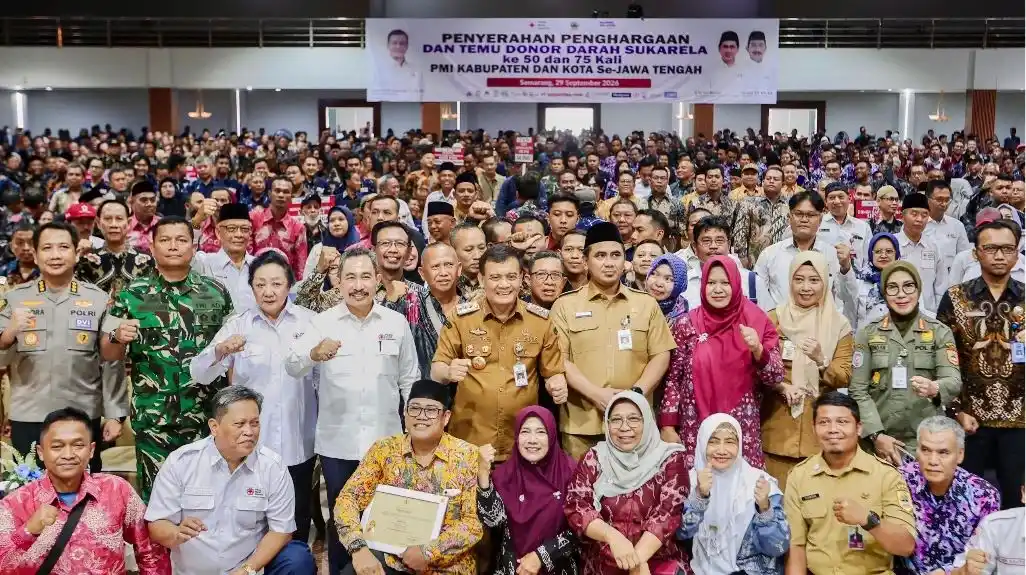 Gubernur Jawa Tengah Ahmad Luthfi berfoto bersama ribuan pahlawan kemanusiaan pada acara Temu Donor Darah PMI Jateng di Semarang yang menginspirasi kisah pendonor darah.