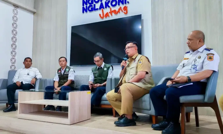 Pejabat BPBD Jateng dan BMKG memaparkan hasil paper test negatif terkait sebaran abu vulkanik Anak Krakatau dalam konferensi pers di Rumah Rakyat Kantor Gubernur Jawa Tengah.