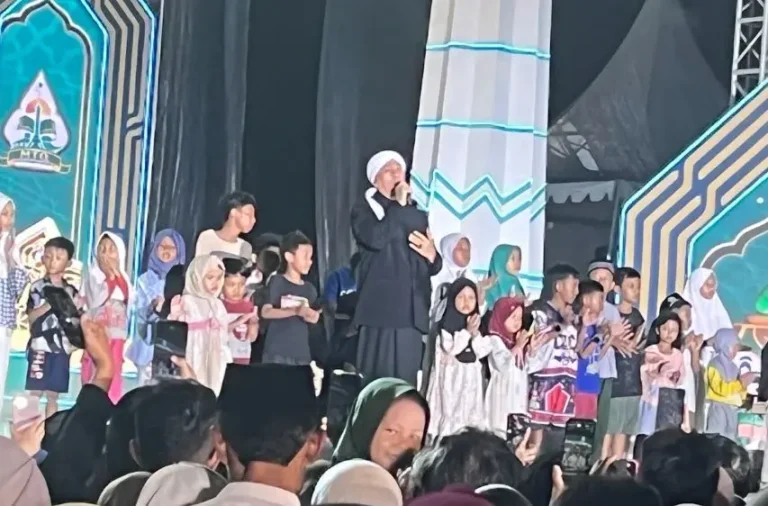 Penyanyi religi Opick tampil membawakan lagu syahdu dikelilingi anak-anak di atas panggung utama Pembukaan MTQ Nasional 2026 di Lapangan Simpang Lima Semarang.