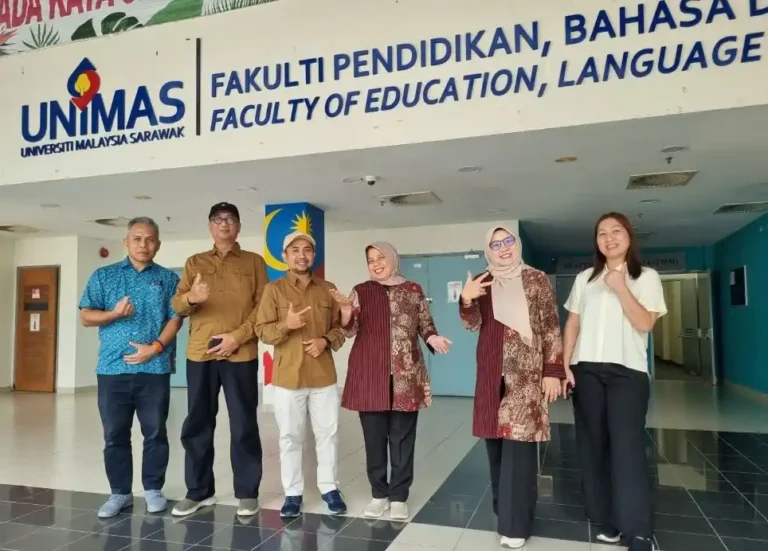 Foto bersama delegasi FISIP Unsoed dan pimpinan Fakulti Pendidikan, Bahasa, dan Komunikasi (FELC) Unimas Sarawak di lobi kampus.