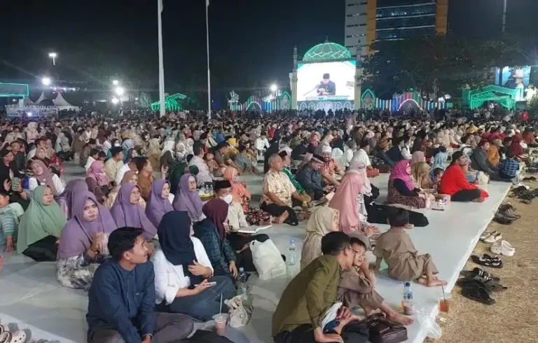 Ribuan warga dan masyarakat lintas generasi tampak duduk bersila memadati Lapangan Pancasila Simpang Lima pada malam Final MTQ Nasional 2026, menghadap dengan khusyuk ke arah panggung utama.