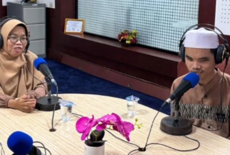 M. Abdal Wazai dan Andini Putri Melati, finalis MTQ Nasional 2026 cabang disabilitas netra asal Sumatera Selatan, tampak duduk berdampingan mengenakan headphone di depan mikrofon penyiaran di dalam sebuah studio.