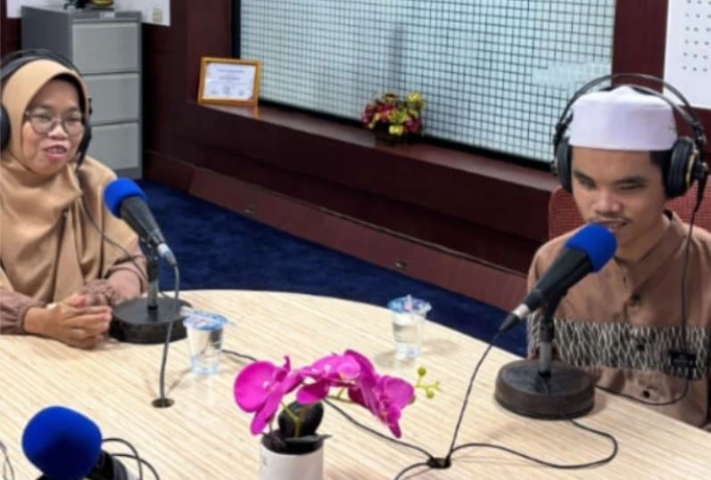 M. Abdal Wazai dan Andini Putri Melati, finalis MTQ Nasional 2026 cabang disabilitas netra asal Sumatera Selatan, tampak duduk berdampingan mengenakan headphone di depan mikrofon penyiaran di dalam sebuah studio.