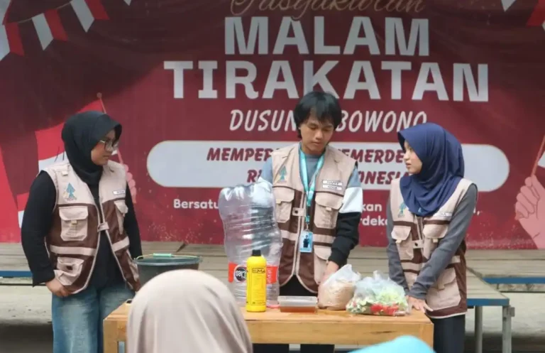 Tiga mahasiswa KKN MMK UIN Walisongo mendemonstrasikan tahapan pembuatan komposter galon bertingkat menggunakan wadah bekas dan bahan organik.