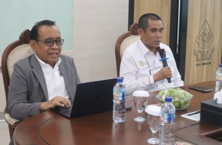 Menko PMK Pratikno dan Rektor UIN Walisongo Musahadi dalam rapat pembahasan naming rights kampus untuk pendanaan universitas.