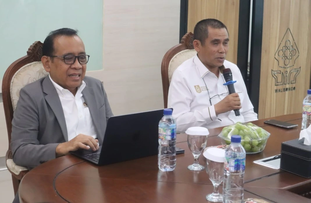 Menko PMK Pratikno dan Rektor UIN Walisongo Musahadi dalam rapat pembahasan naming rights kampus untuk pendanaan universitas.