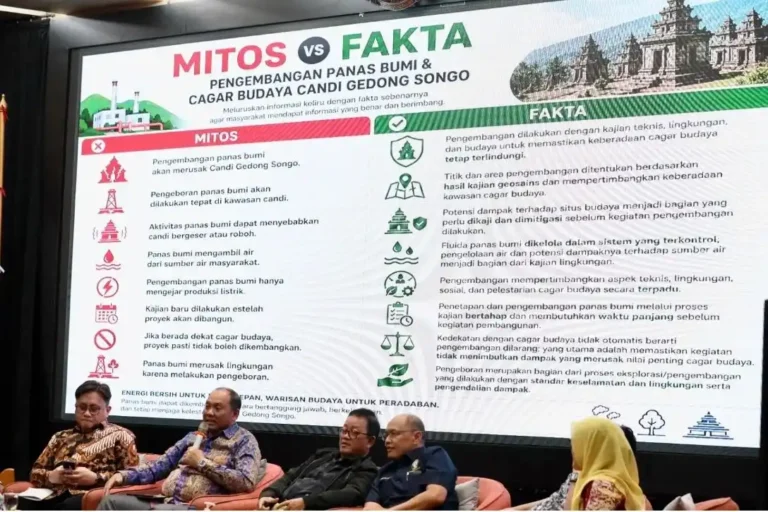 Panelis diskusi duduk di depan layar presentasi yang menampilkan perbandingan mitos dan fakta seputar kelestarian Candi Gedong Songo di tengah rencana proyek PLTP Gunung Ungaran.