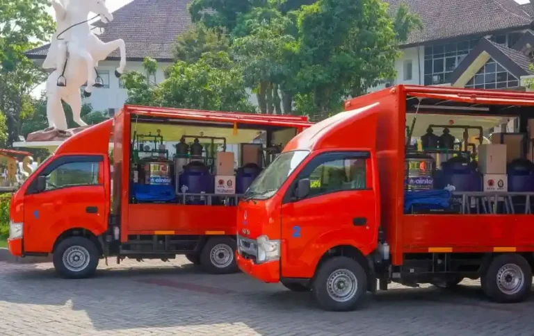 Dua unit truk mobile water treatment unit buatan Universitas Diponegoro yang diserahkan kepada BNPB untuk penanganan darurat bencana di Jawa Tengah.