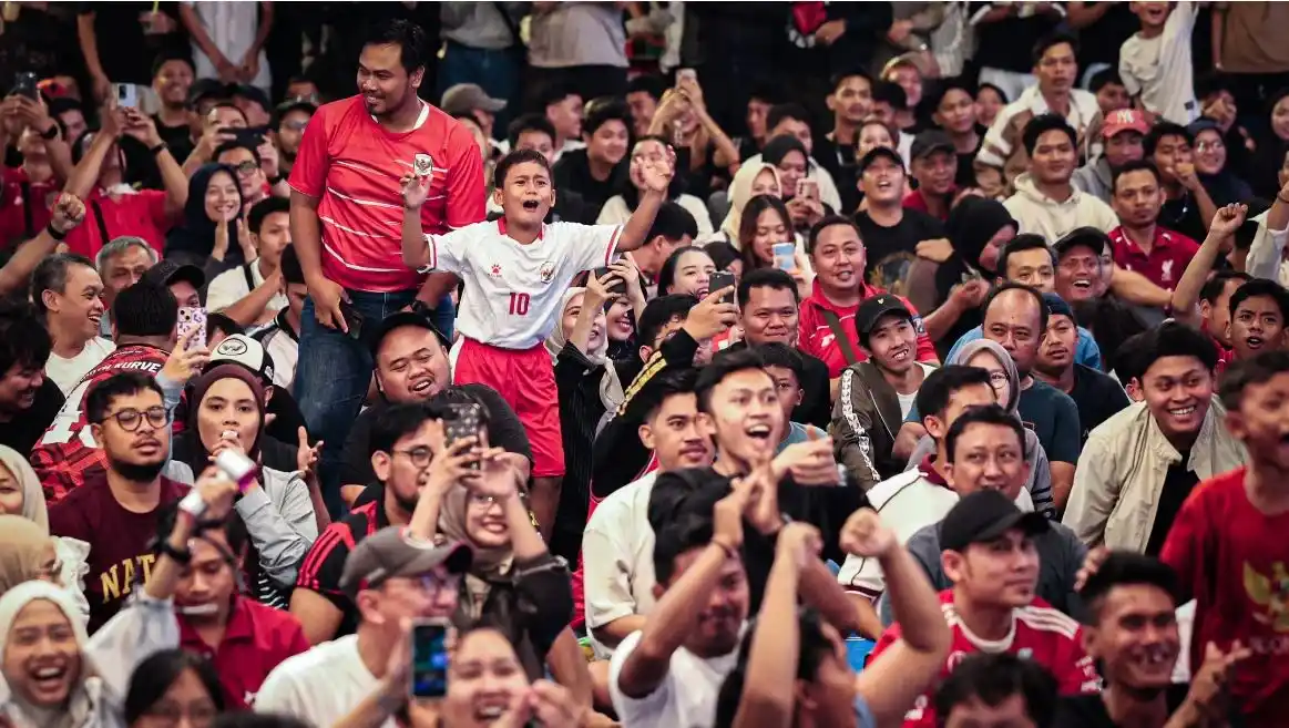 Ekspresi antusias seorang anak kecil berkostum putih dan ribuan warga Semarang bersorak merayakan kemenangan saat nonton bareng (nobar) laga Timnas Indonesia vs Singapura di halaman Kantor Gubernur Jawa Tengah