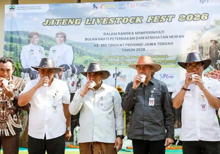 Lima pejabat mengenakan topi koboi minum susu bersama mendukung target produksi susu Jateng di Livestock Fest 2026.