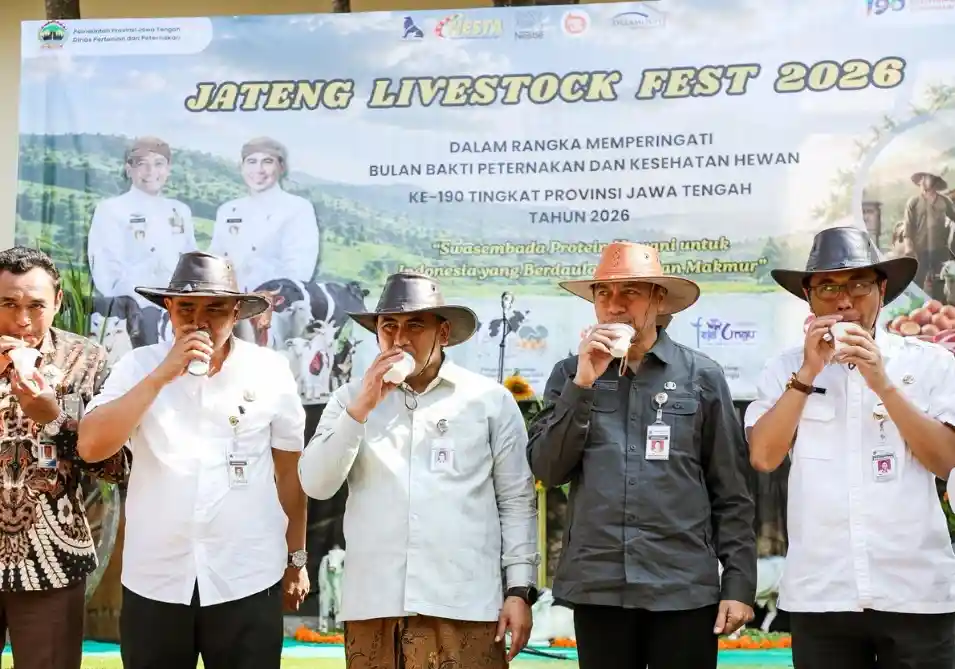Lima pejabat mengenakan topi koboi minum susu bersama mendukung target produksi susu Jateng di Livestock Fest 2026.