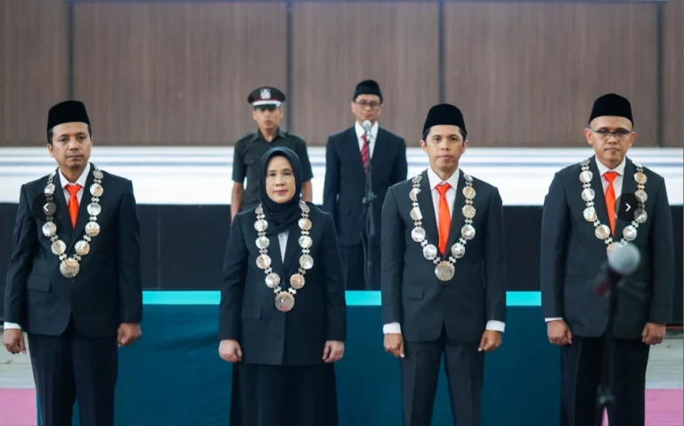 Empat Wakil Rektor Unsoed baru mengenakan atribut kalung jabatan berdiri khidmat saat prosesi pelantikan oleh Plt Rektor Prof Ali Rokhman di Auditorium Graha Widyatama.