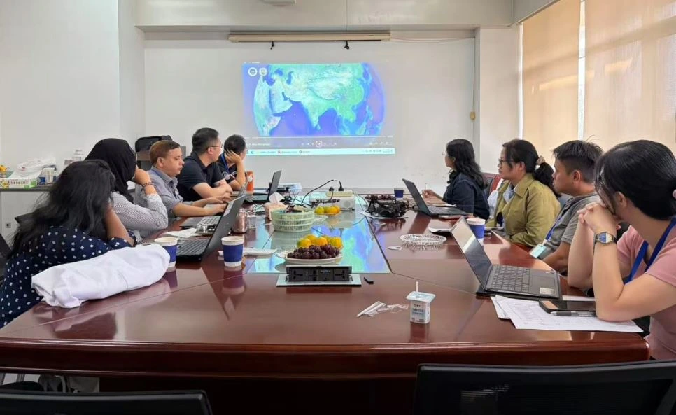 Suasana kelas pelatihan internasional analisis mikroplastik laut di Qingdao, Cina, yang diikuti oleh peneliti Pusat Riset Biodiversitas dan Maritim Unsoed bersama delegasi negara Asia lainnya.
