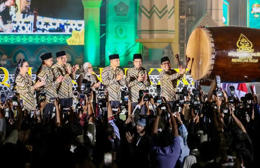 Momen Menko PMK Pratikno memukul bedug di atas panggung bersama Gubernur Jawa Tengah Ahmad Luthfi dan jajaran menteri, disambut ribuan kamera ponsel penonton saat malam pembukaan MTQ Nasional 2026 di Semarang.