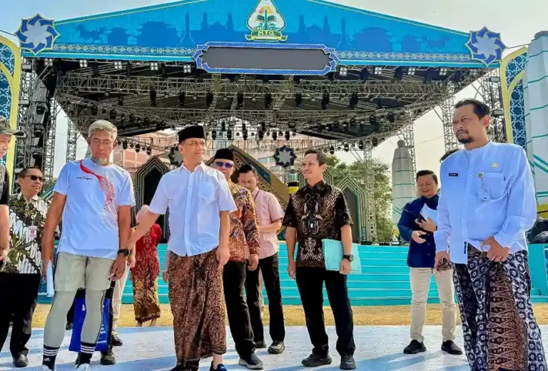 Gubernur Jawa Tengah Ahmad Luthfi dan Sekretaris Daerah Jateng berjalan di atas panggung besar berwarna biru yang didekorasi untuk pembukaan MTQ Nasional 2026 di Lapangan Simpang Lima Semarang pada Jumat kemarin.