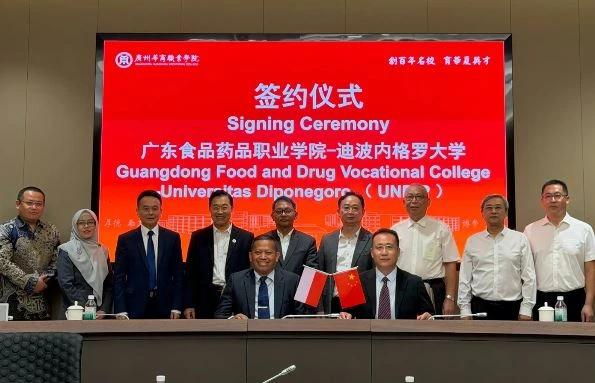 Rektor Undip Prof. Suharnomo dan pimpinan Guangdong Food and Drug Vocational College berfoto bersama usai penandatanganan MoU kerja sama internasional.