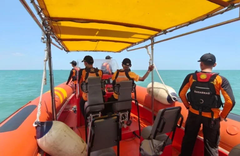 Personel Basarnas bersiaga memantau lautan lepas dari atas armada RIB saat menjalankan operasi pencarian nelayan tenggelam di Laut Jepara.