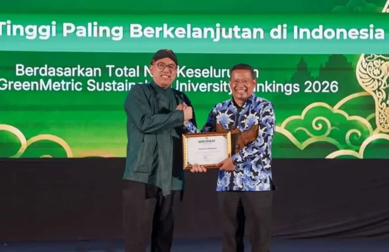 erwakilan Universitas Diponegoro menerima sertifikat penghargaan sebagai kampus hijau terbaik ke-2 nasional dan ke-3 Asia dalam malam penganugerahan UI GreenMetric World University Rankings 2026.