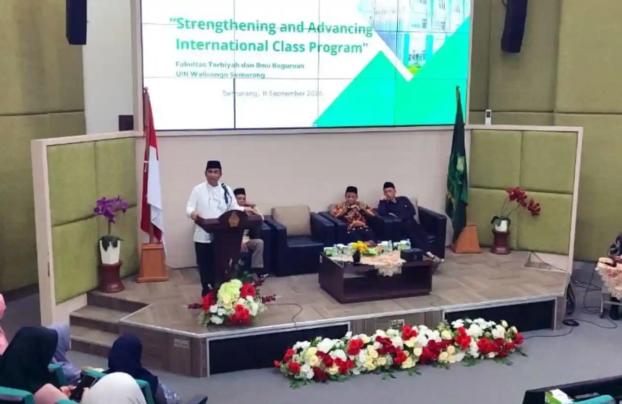 Pimpinan UIN Walisongo Semarang memberikan sambutan di podium dalam acara Strengthening and Advancing International Class Program di FTIK UIN Walisongo.